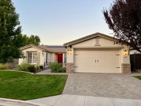 Cozy Casa w/fireplace, double ovens, garage parking, EV Charger 20min Mt Rose; 40 2 Tahoe